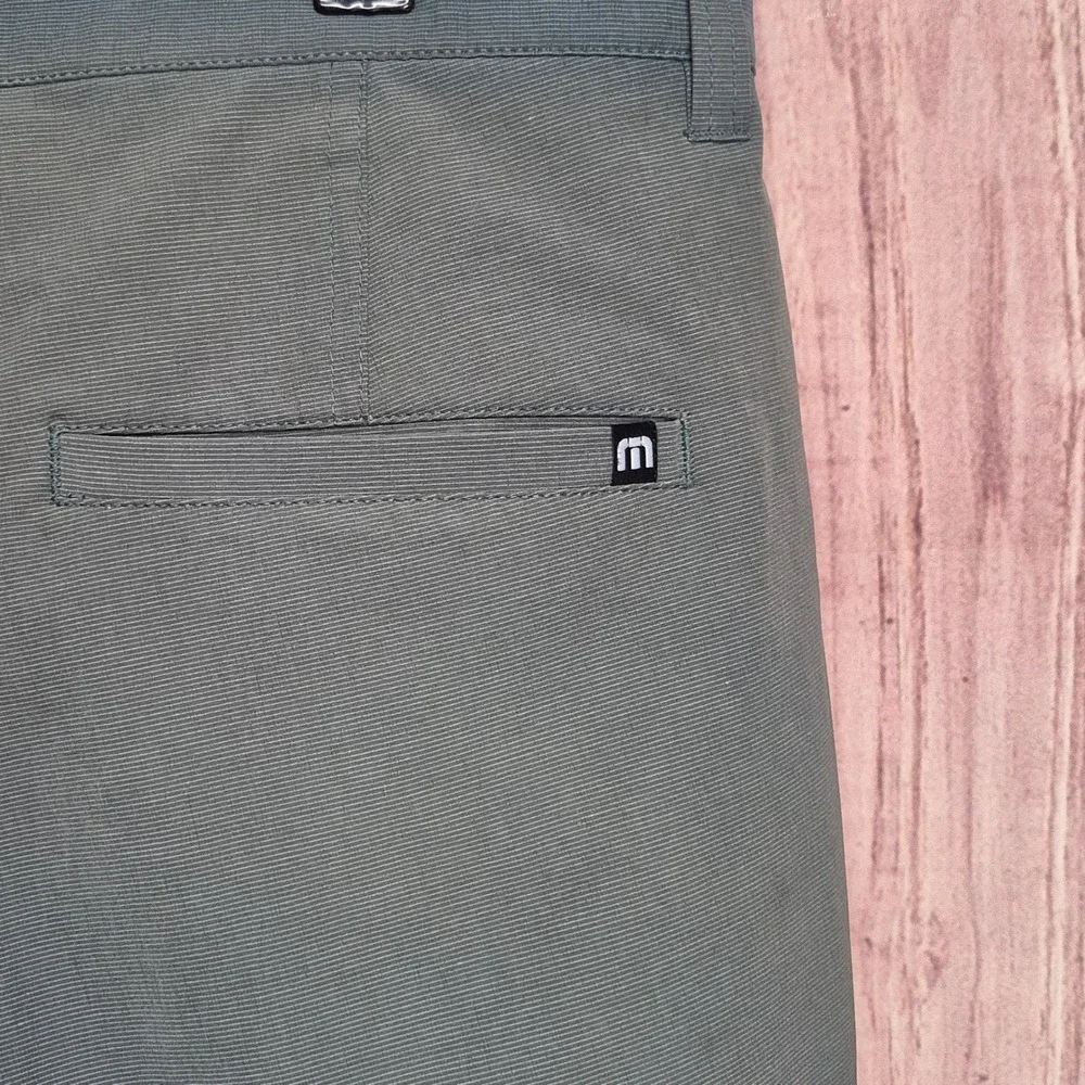 TravisMathew Mens Sage Green Performance Golf Shorts Size 34‎ Stretch Textured